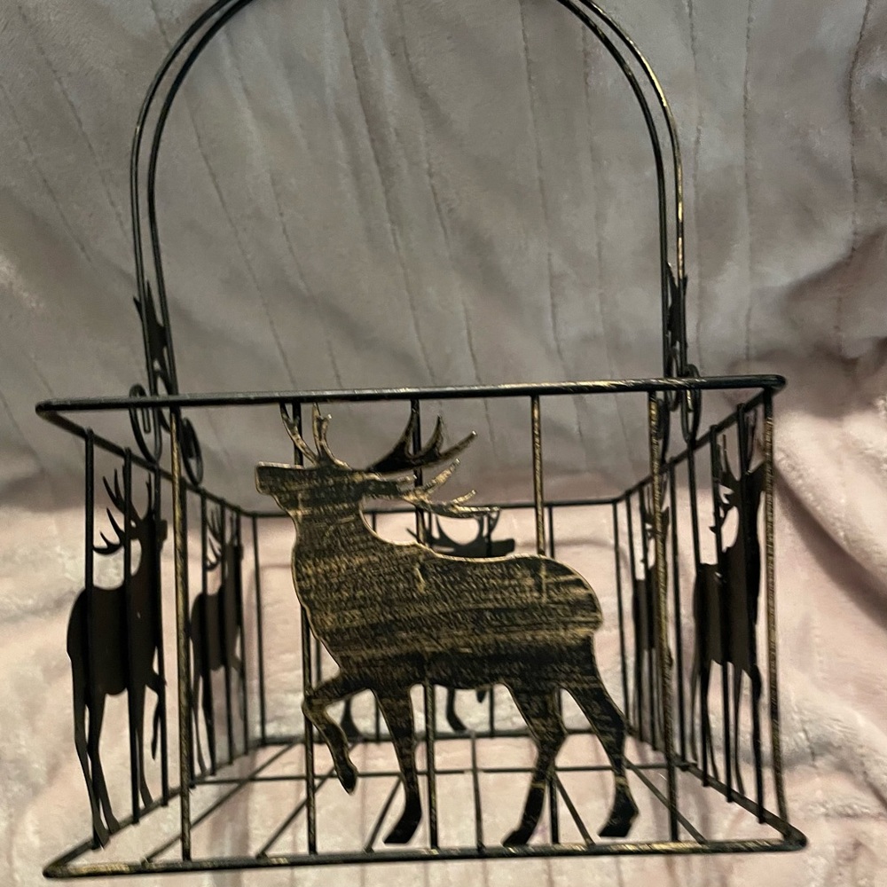 Metal Reindeer Basket 10.5X8”It’s a lovely basket to put anything inEaster too!🐣